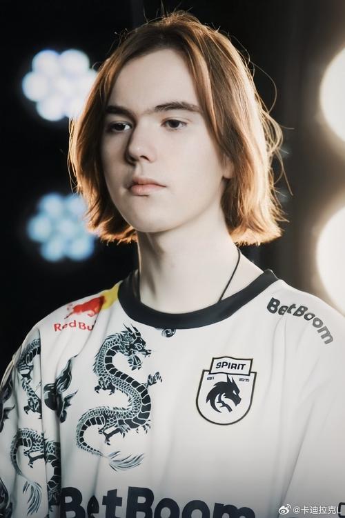 评论员预测今天的Bo5结果：王多多认为 Weibo Gaming 将以3：2获胜，顾顾认为3：1获胜