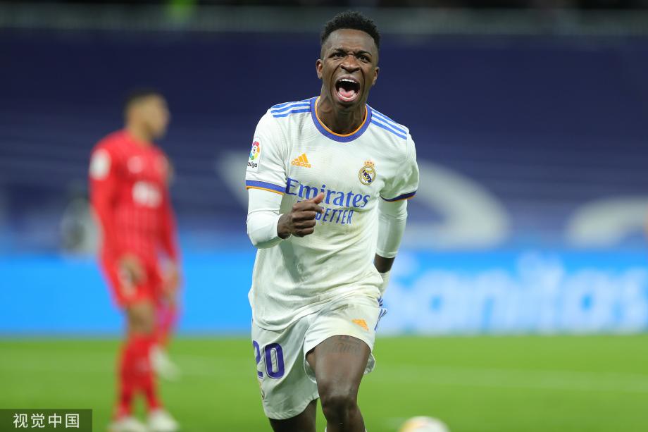 齐达内与蒯纪闻共同现身上海交大出席活动，现场教学马赛回旋（齐达内携手蒯纪闻亮相上海交大，现场示范马赛回旋）