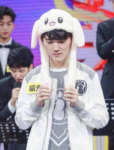 左吴：阵容在23日确认，24日， Scout 的经纪公司退出，紧急通知 Tian 寻找战队。